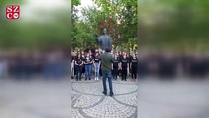 Müzisyenler sahneyi sokağa taşımaya devam ediyor: Ruhi Su Dostlar Korosu'ndan açık hava konseri