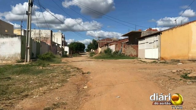 Sofrendo com rua de terra, lixo e mato, moradores cobram calçamento do prefeito de Cajazeiras