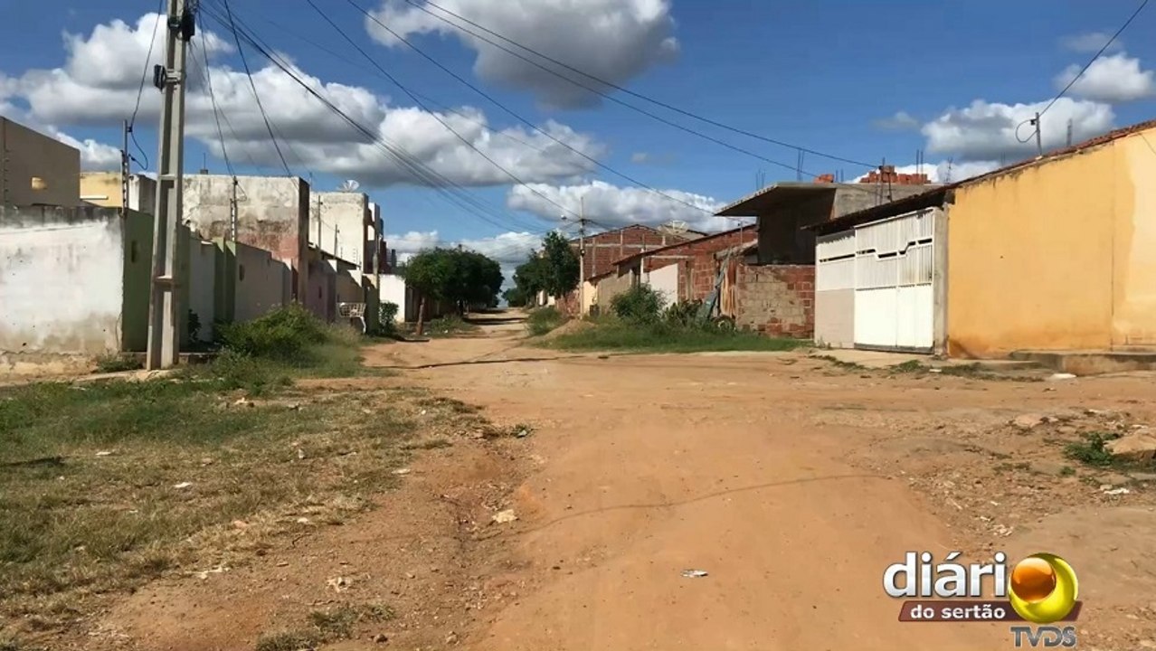 Sofrendo com rua de terra, lixo e mato, moradores cobram calçamento do prefeito de Cajazeiras