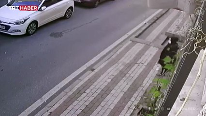 Üzerine düşen kanepeden son anda kurtuldu