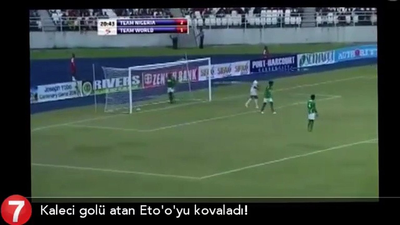Kaleci gol atan Eto'o'yu kovaladı