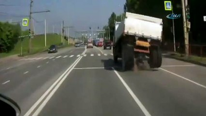 Seyir halindeki kamyonun dingili fırladı!