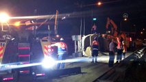 İSTANBUL - Kağıthane'de devrilen çakıl yüklü hafriyat kamyonunun sürücüsü yaralandı