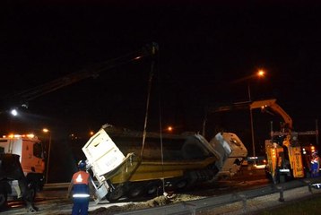 Kağıthane'de hafriyat kamyonu devrildi: 1 yaralı