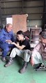 Hai người đàn ông Nhật Bản ăn thử bột canh của người Việt rồi xin luôn vì quá ngon