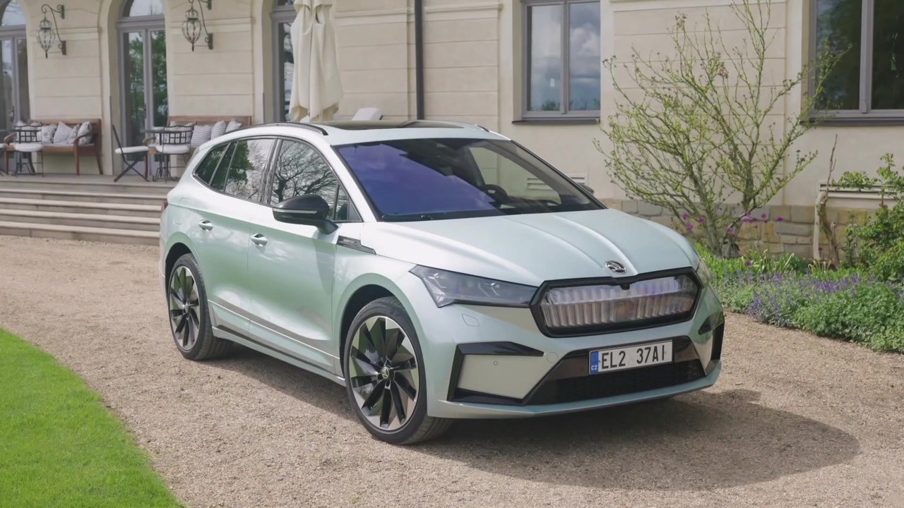 Der neue SKODA ENYAQ SPORTLINE iV - Große Räder und getönte Scheiben