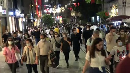İstiklal Caddesi'nde maske ve mesafe unutuldu, halaylar çekildi