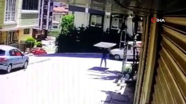 Demir doğrama dükkanının önündeki tabelayı çaldı, kameralara yakalandı