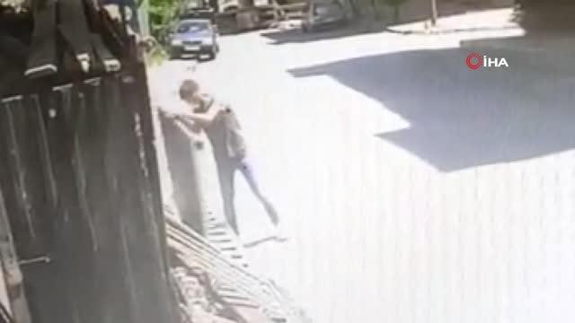 Son dakika haberleri: Demir doğrama dükkanının önündeki tabelayı çaldı, kameralara yakalandı