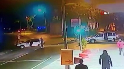 Hem çarptı, hem saldırdı... O anlar kameraya böyle yansıdı