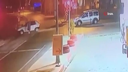 Hem çarptı, hem saldırdı... O anlar kameraya böyle yansıdı