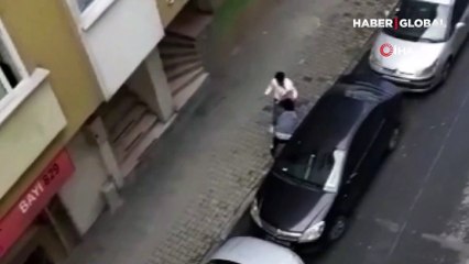 Hamile karısını sokak ortasında dövdü