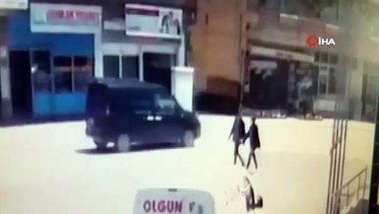 Dönüş yapamaya çalışan ticari araç ile bisiklet böyle çarpıştı