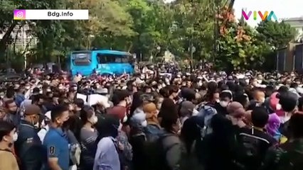 Membludak! Ribuan Warga Bandung Antre Vaksinasi Massal
