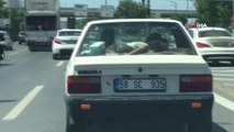 Trafikte ilginç görüntü: Uyuyan çocuğu arabanın arka camına yatırdı