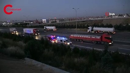 Kocaeli'de hızını alamayan kamyon köprüde asılı kaldı