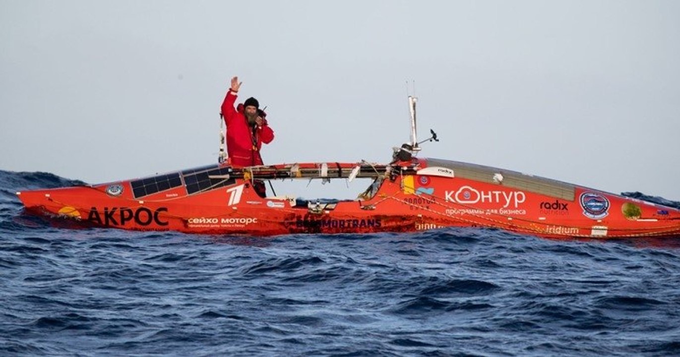 À 69 ans, ce prêtre russe va traverser l'océan Pacifique à bord d'un catamaran équipé de panneaux solaires