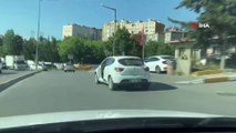 Ataşehir'de kapısı olmadan trafikte seyreden otomobil görenleri şaşkına çevirdi