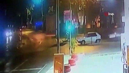 Kırmızı ışıkta duran araca çarpıp tekme tokat sürücüyü yumrukladı! O anlar kaydedildi