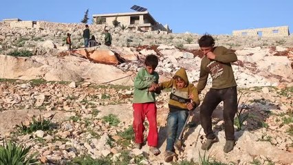 İdlibli küçük İbrahim, ağabeyiyle taş kırarak ailesini geçindirmeye çalışıyor (2)