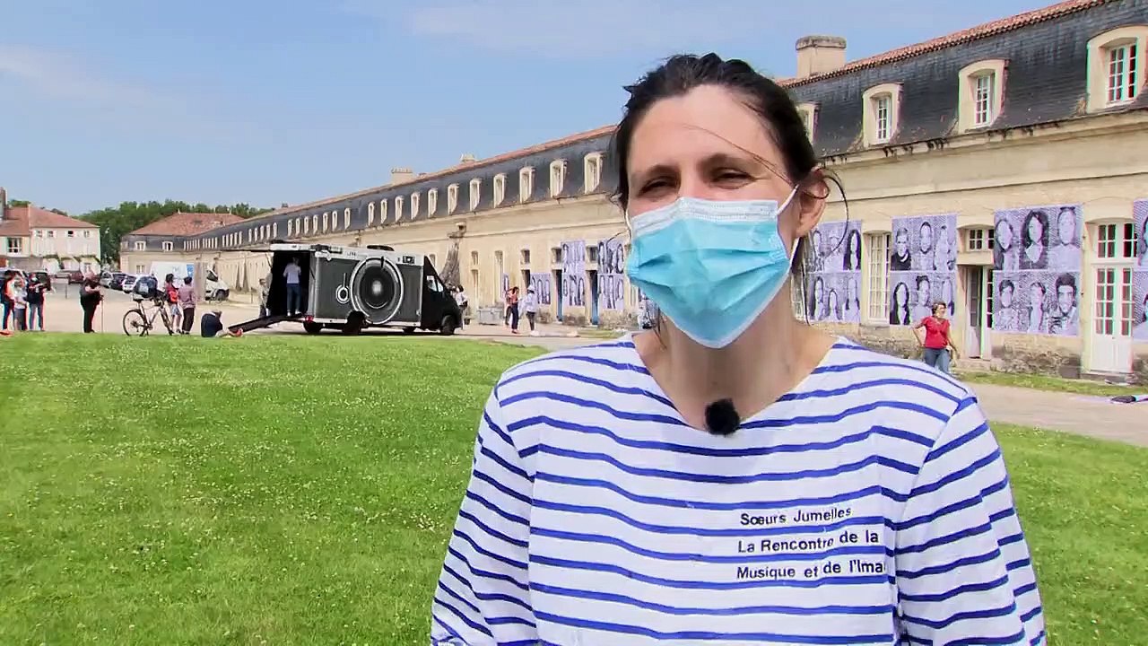 Prélude au premier festival "Sœurs Jumelles", JR pose son camion photomaton devant la Corderie royale de Rochefort