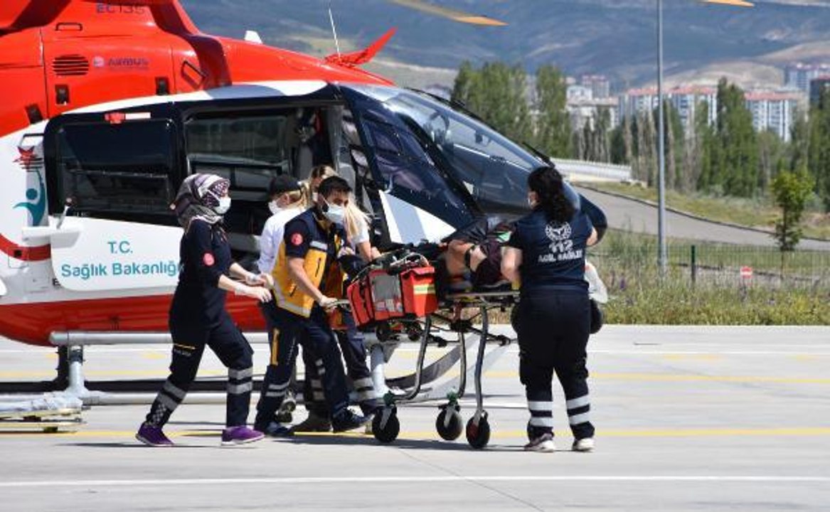 Son dakika haberleri: İNŞAATTAN DÜŞEN İŞÇİ, AMBULANS HELİKOPTERLE SEVK EDİLDİ