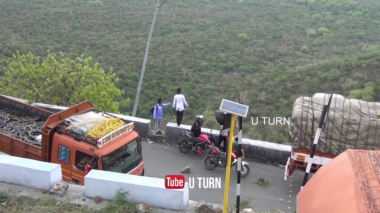 College Students On Road Helps Truck Drivers To Clear The Stone !!!