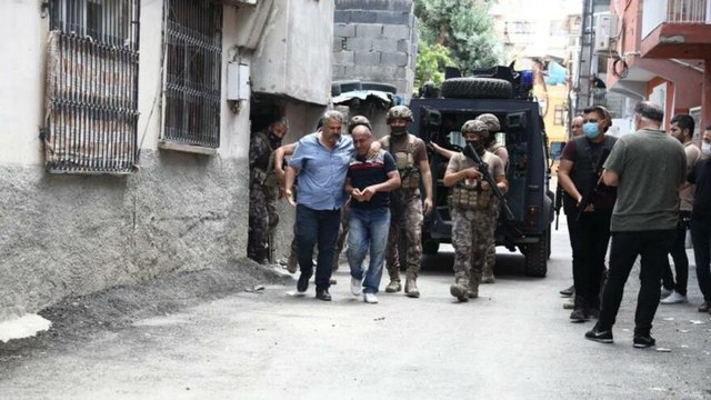 Linç edilmekten polis havaya ateş açarak kurtardı
