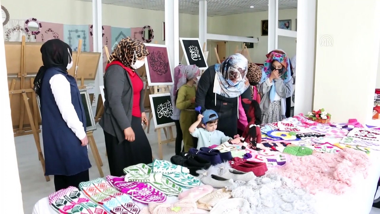 BİTLİS - Hizan'da Halk Eğitim Merkezi'nin 116 kursunda bin 947 kursiyer eğitim gördü