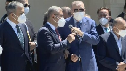 Vatandaş şikayet etti, Cumhurbaşkanı Erdoğan belediye başkanını kolundan tutup yanına çıkararak söz aldı