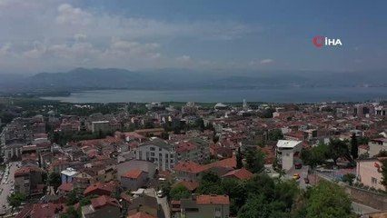 Riskli alan ilan edilen mahallede kepçenin dokunduğu ev yerle bir oldu