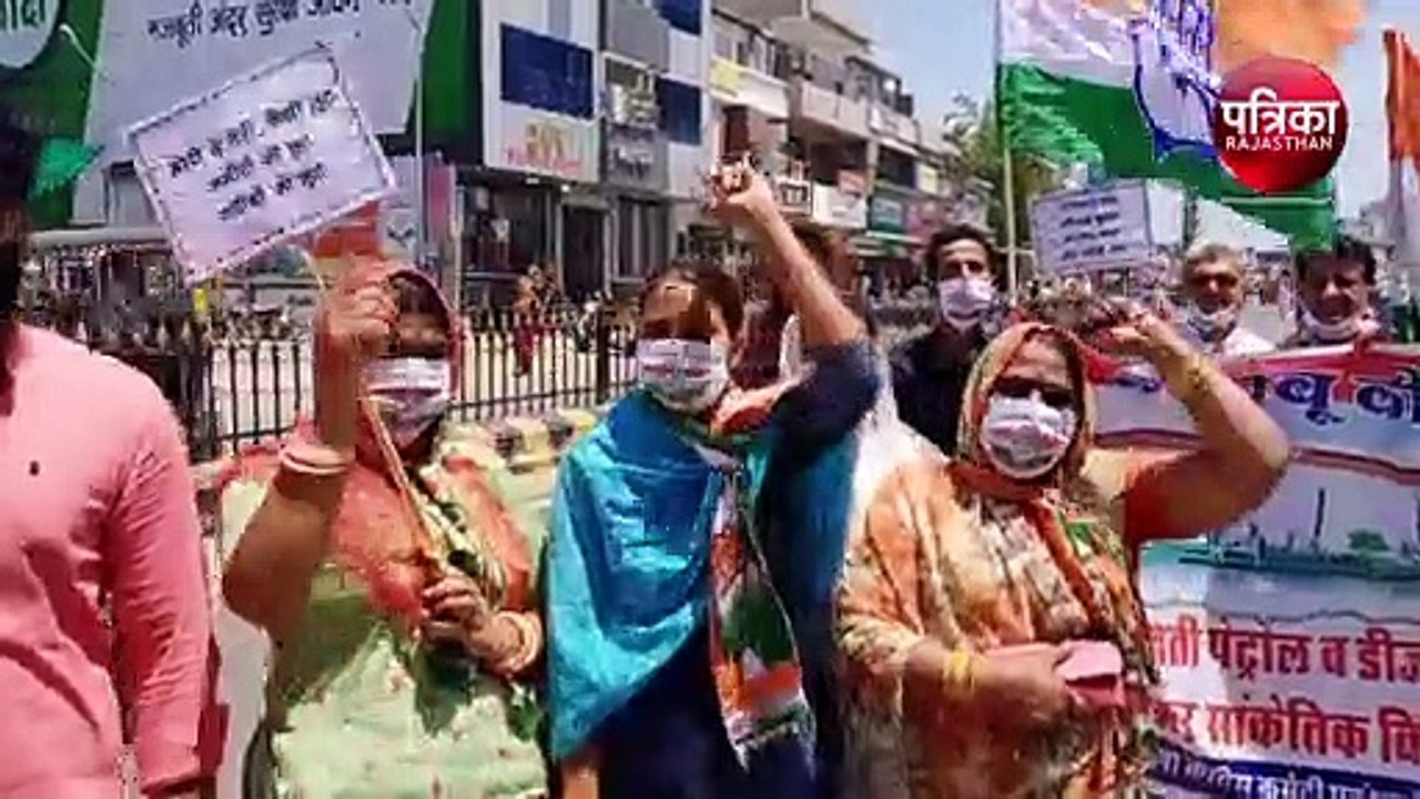 VIDEO : पेट्रोल-डीजल की बढ़ती कीमतों को लेकर कांग्रेस का प्रदर्शन, पेट्रोल पंप के बाहर दिया धरना, जमकर की नारेबाजी