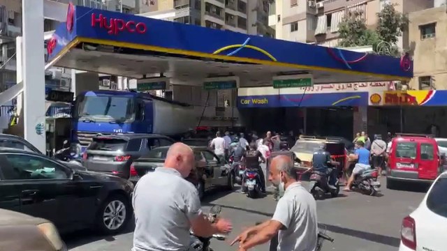 BEYRUT - Ekonomik krizdeki Lübnan'da sürücüler, benzin için uzun kuyruklar oluşturdu