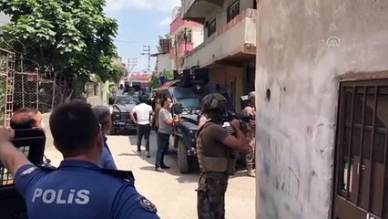 ADANA - Evinin damında tüfekle havaya ateş açıp polise direnen kişi gözaltına alındı