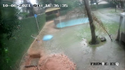 Muro de casa cai após chuvas em Florianópolis