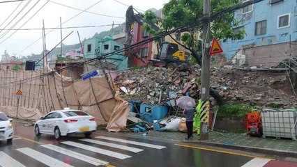부산에서도 아찔한 붕괴 사고...광주사고와 판박이 / YTN