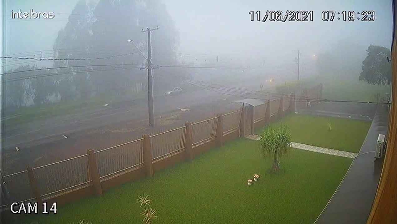 Câmera flagra acidente entre veículos na BR-376; assista