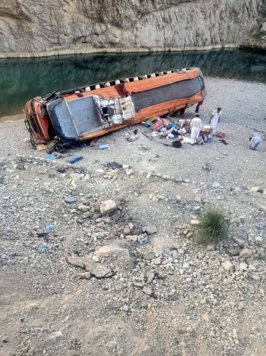 Son dakika haberleri: Pakistan'da otobüs kazasında ölü sayısı 20'ye yükseldi