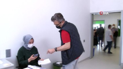 Çeşitli meslek gruplarından kişiler koronavirüse karşı aşılanıyor