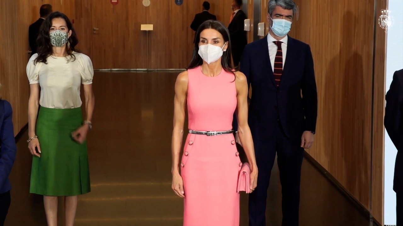 La Reina confirma con su estilismo su nuevo color fetiche: el rosa