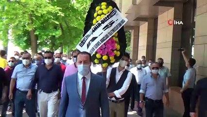 Servisçilerden Büyükşehir Belediyesi önüne siyah çelenk