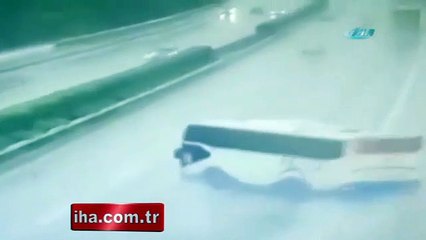 Yağmurlu yolda otobüs oradan oraya savruldu