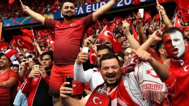 İtalya maçı öncesi Türk taraftarlar, Roma sokaklarını tezahüratlar ve marşlarla inletti