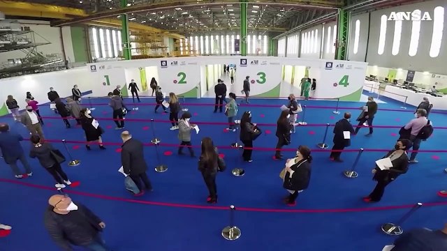 Di Perri: Si può cambiare vaccino dopo la prima dose di AstraZeneca se ci sono effetti collaterali