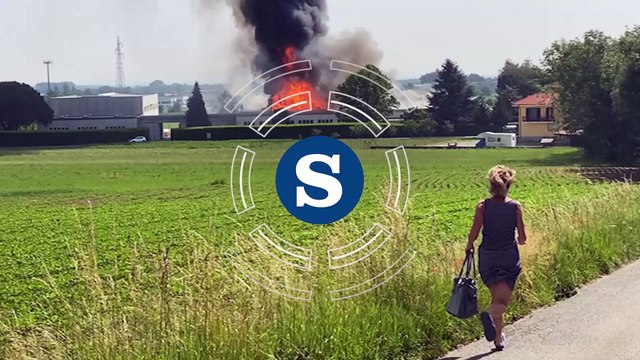 Roletto, incendio devasta la fabbrica di bombolette spray, due feriti