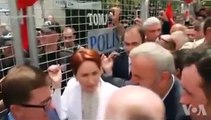 Meral Akşener herkesin içinde eşini azarladı