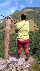 Oseriez-vous prendre cette tyrolienne vertigineuse...