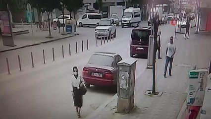 Sinirini çıkarmak için tekme atarak telefon panosunu böyle devirdi