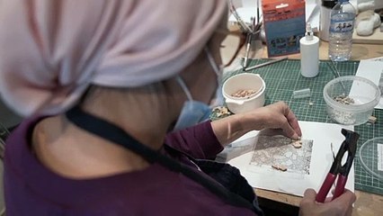 مهاجرون في باريس يسترجعون "حياتهم السابقة" بفضل مبادرة لدعم أصحاب المهارات الفنية