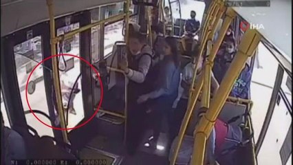 Rusya'da annesinin kucağındaki bebeğin bacağı otobüsün kapısına sıkıştı